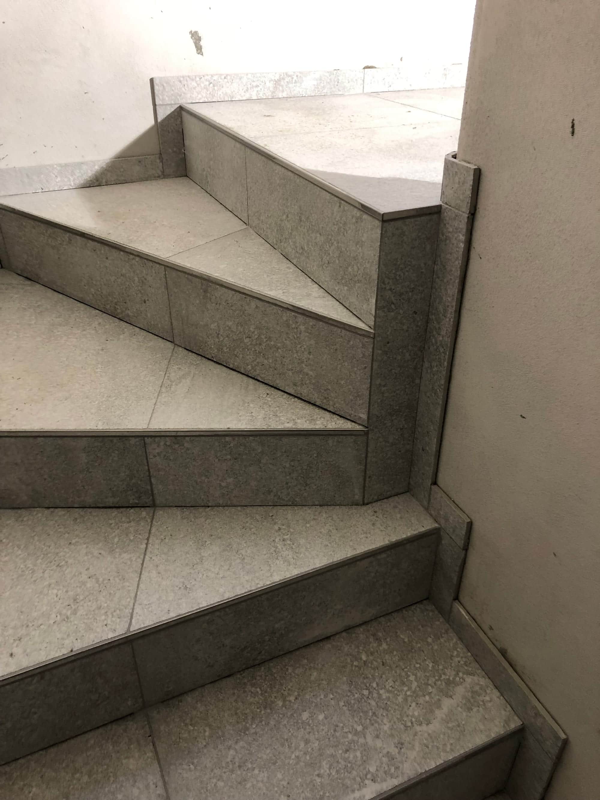 Detail napojenia nástupnice a podstupnice na klinovom stupni schodiska
