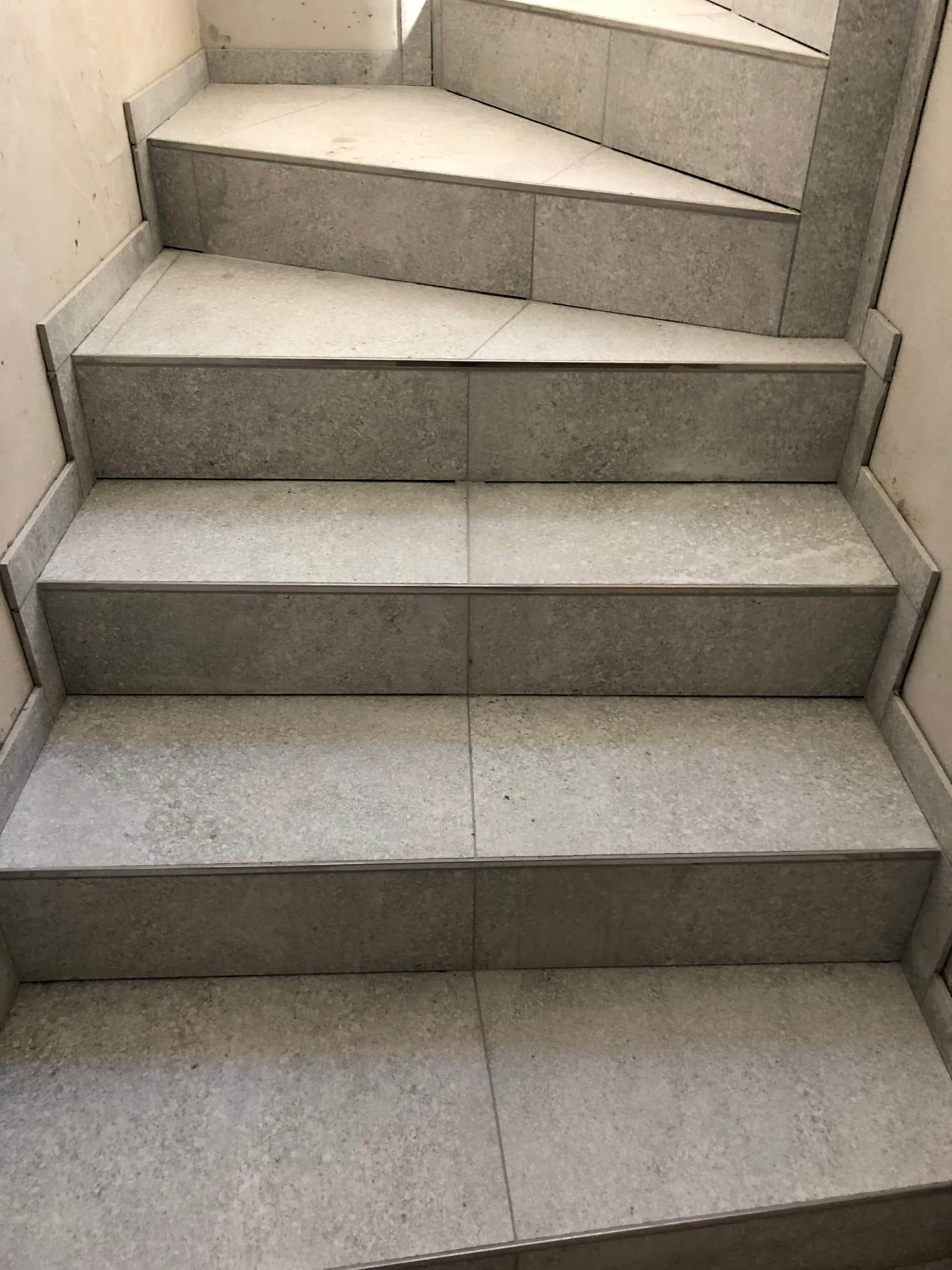 Obložené schodisko s rovnakou hranou po celej dĺžke stupňa