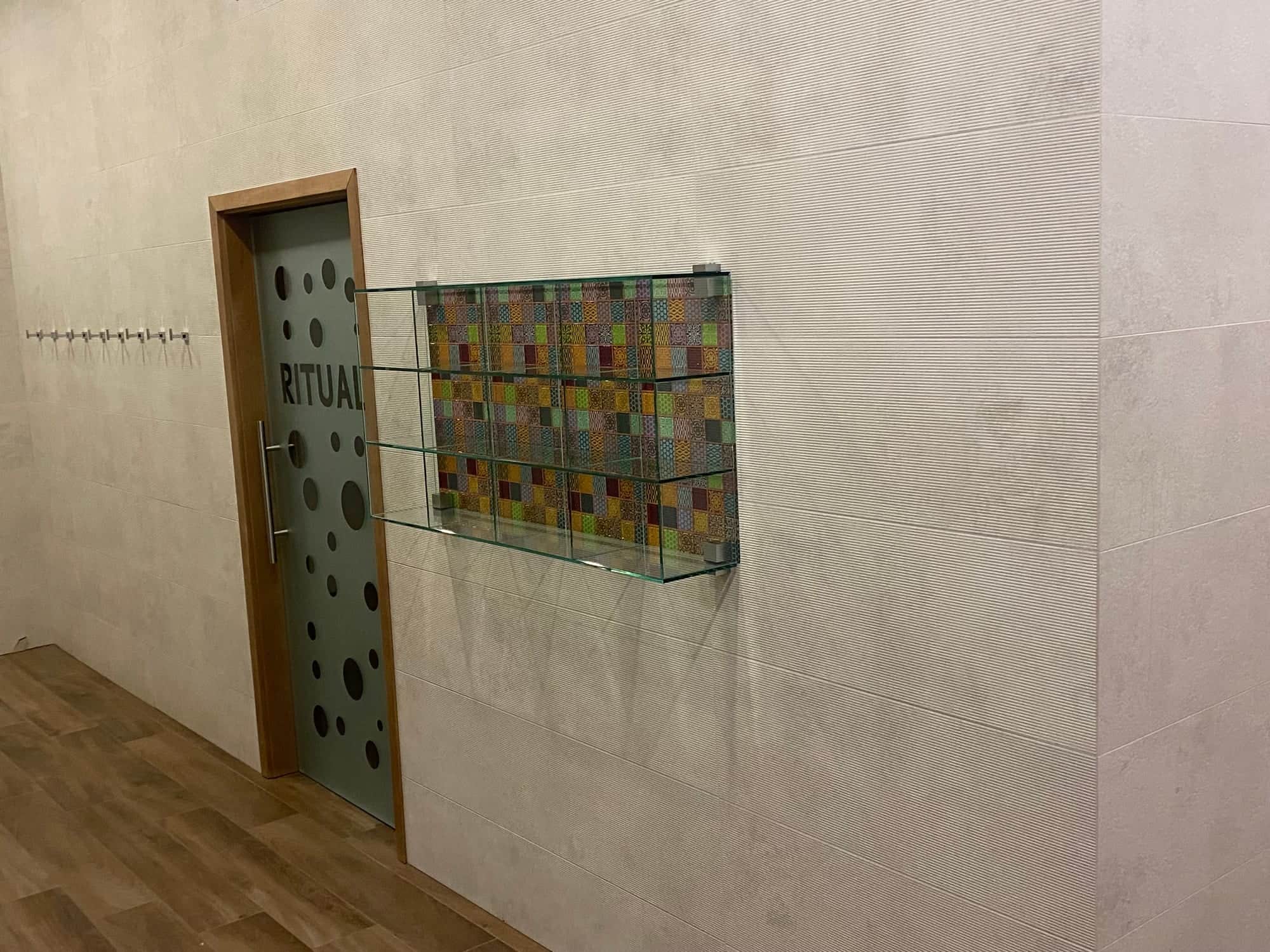 Chodba wellness zóny s veľkoformátovým obkladom stien
