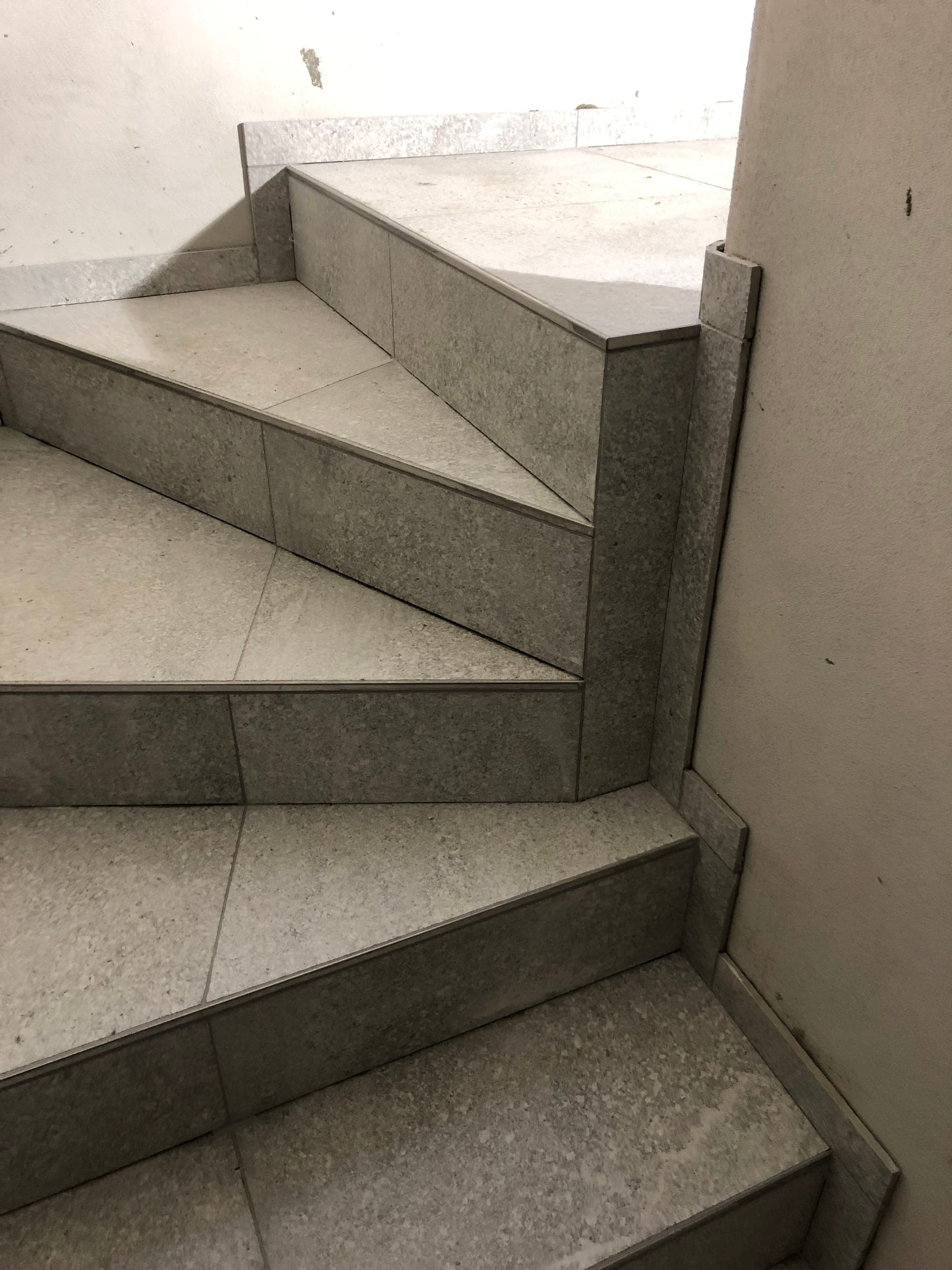 Detail napojenia nástupnice a podstupnice na klinovom stupni schodiska