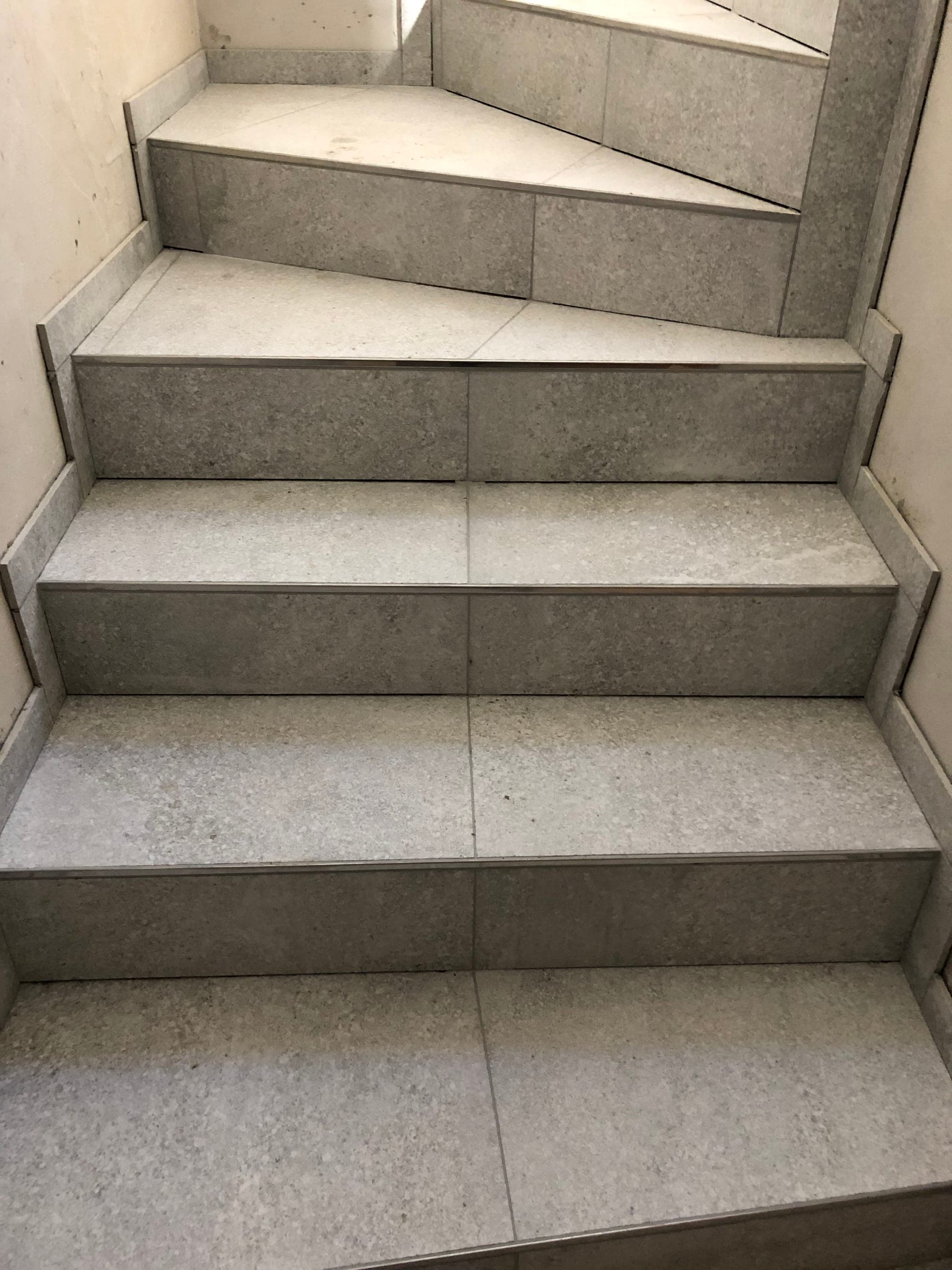 Obložené schodisko s rovnakou hranou po celej dĺžke stupňa