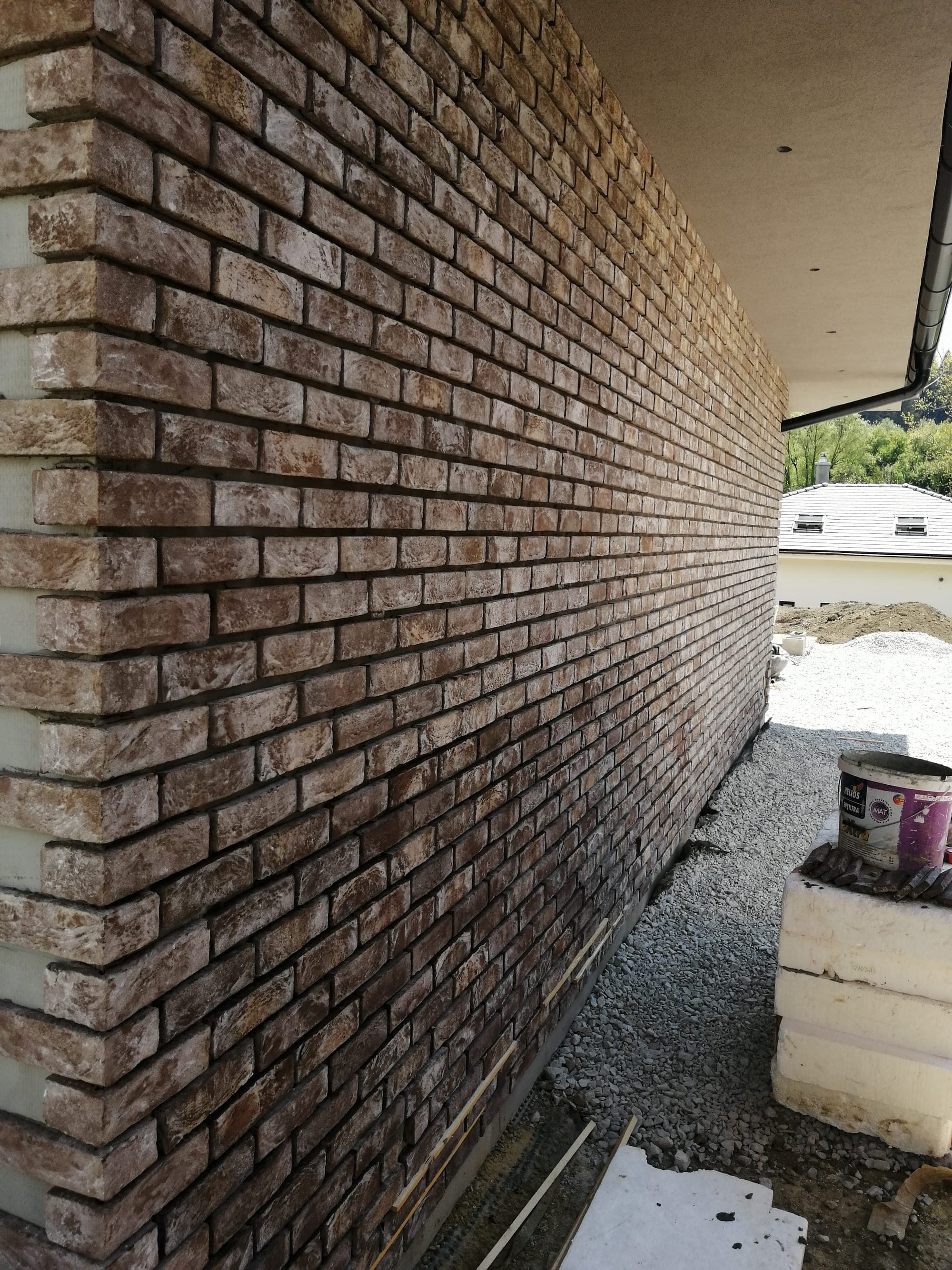 Detail klinkerovej väzby s režnou škárou a výraznou farebnou kresbou tehly