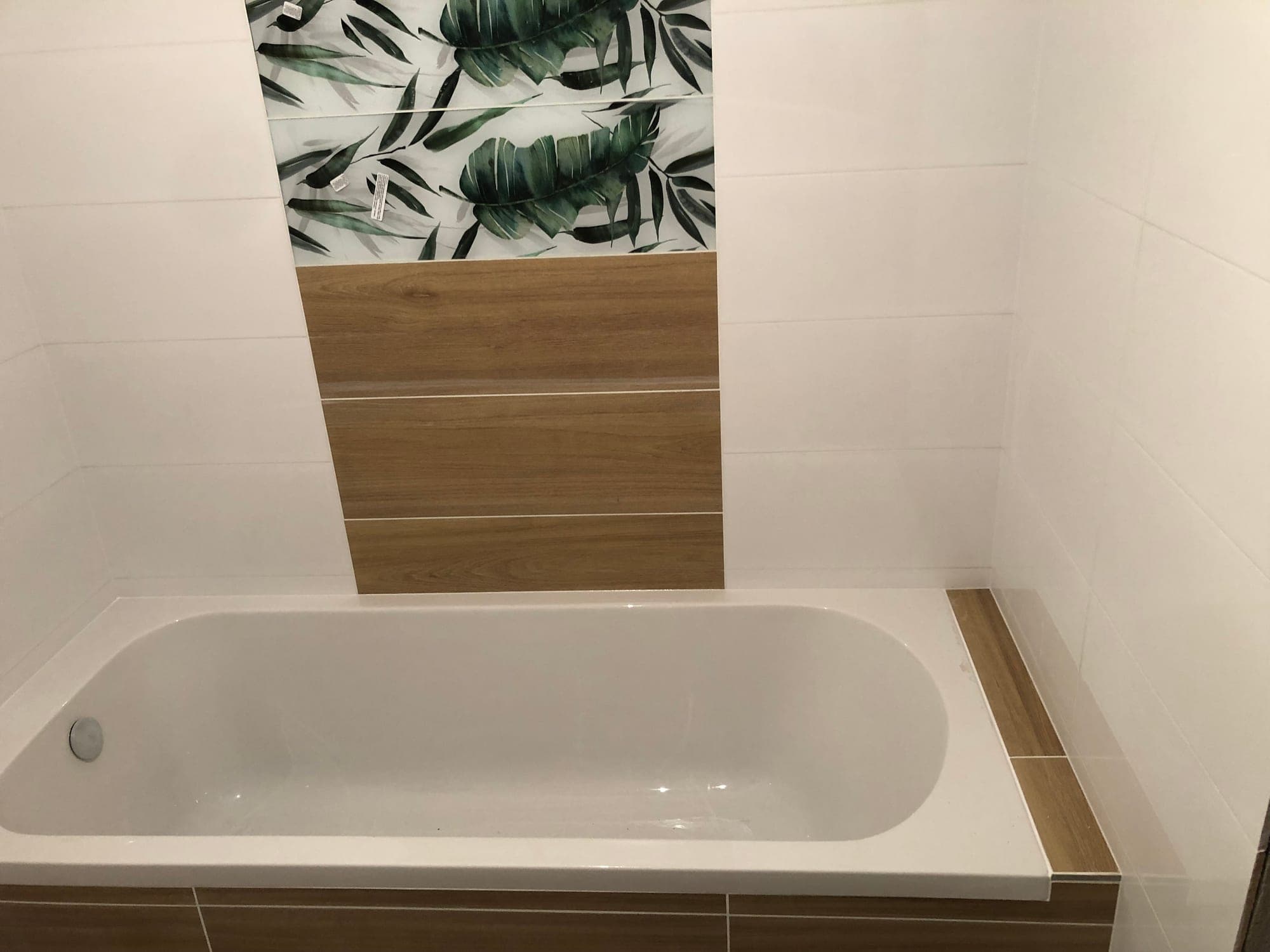 Kúpeľňa v Mojši s vaňou obmurovanou obkladom v dekore dreva