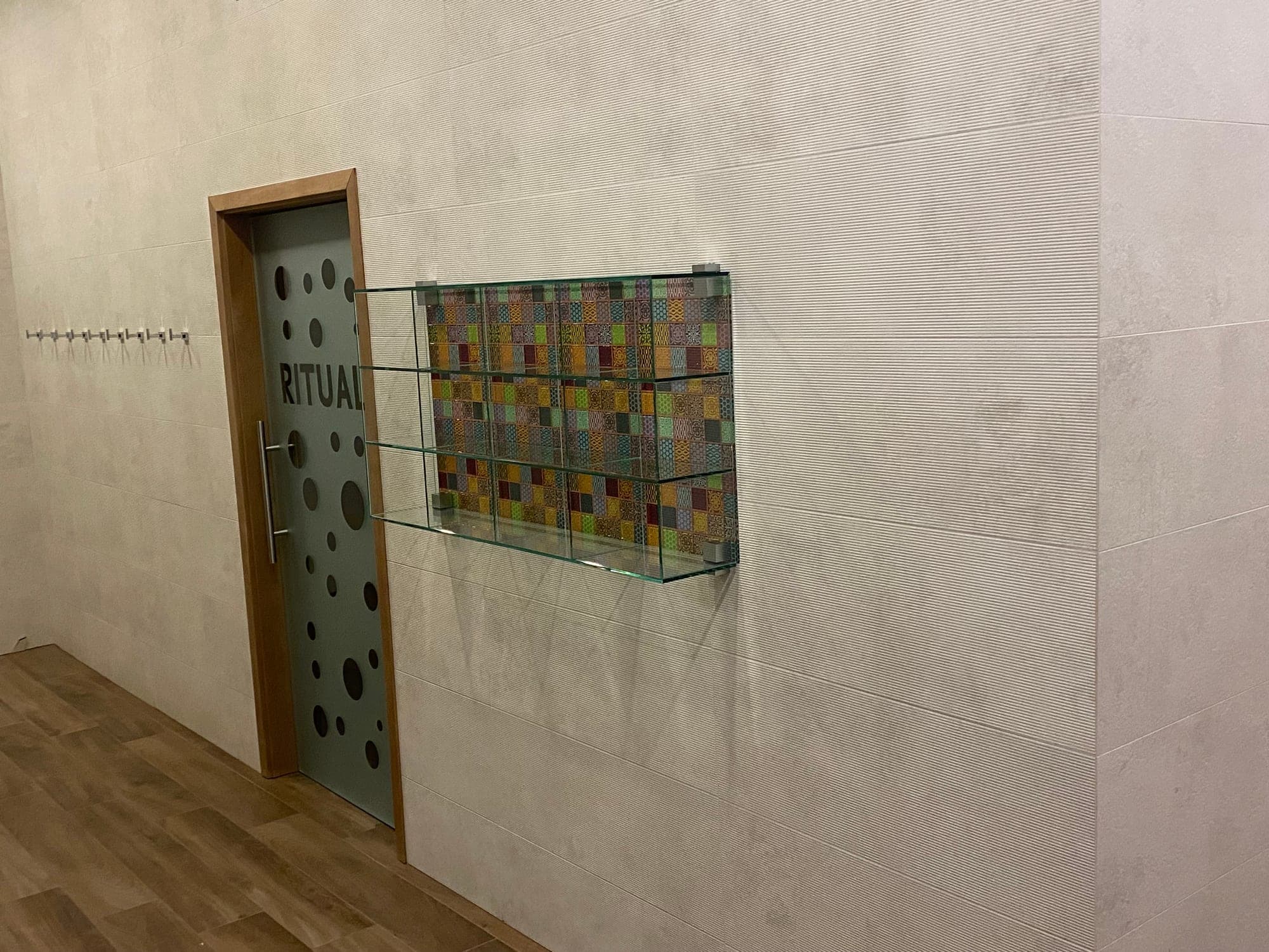 Chodba wellness zóny s veľkoformátovým obkladom stien