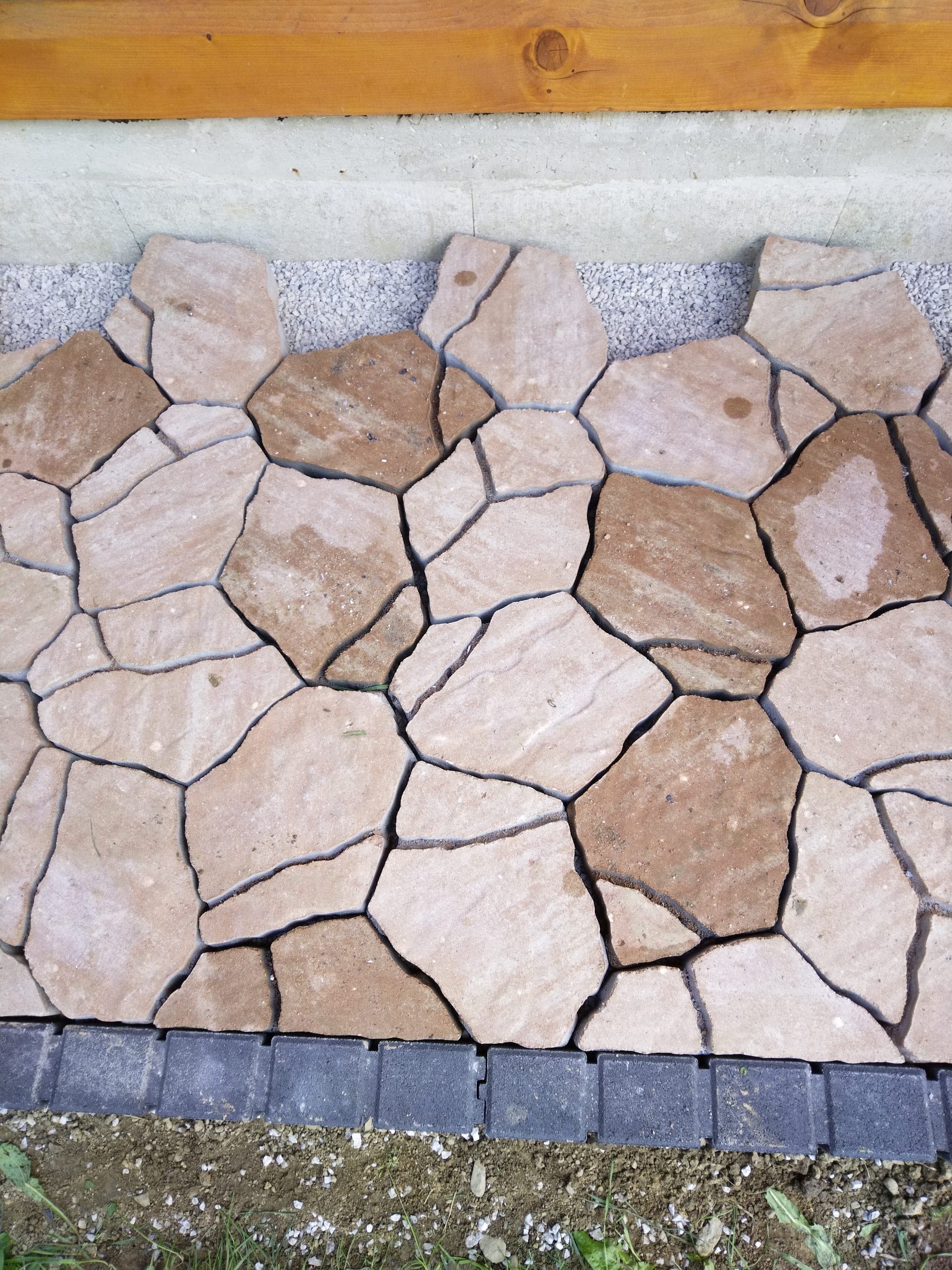 Detail chodníka z prírodného štiepaného kameňa uloženého do nepravidelnej mozaiky