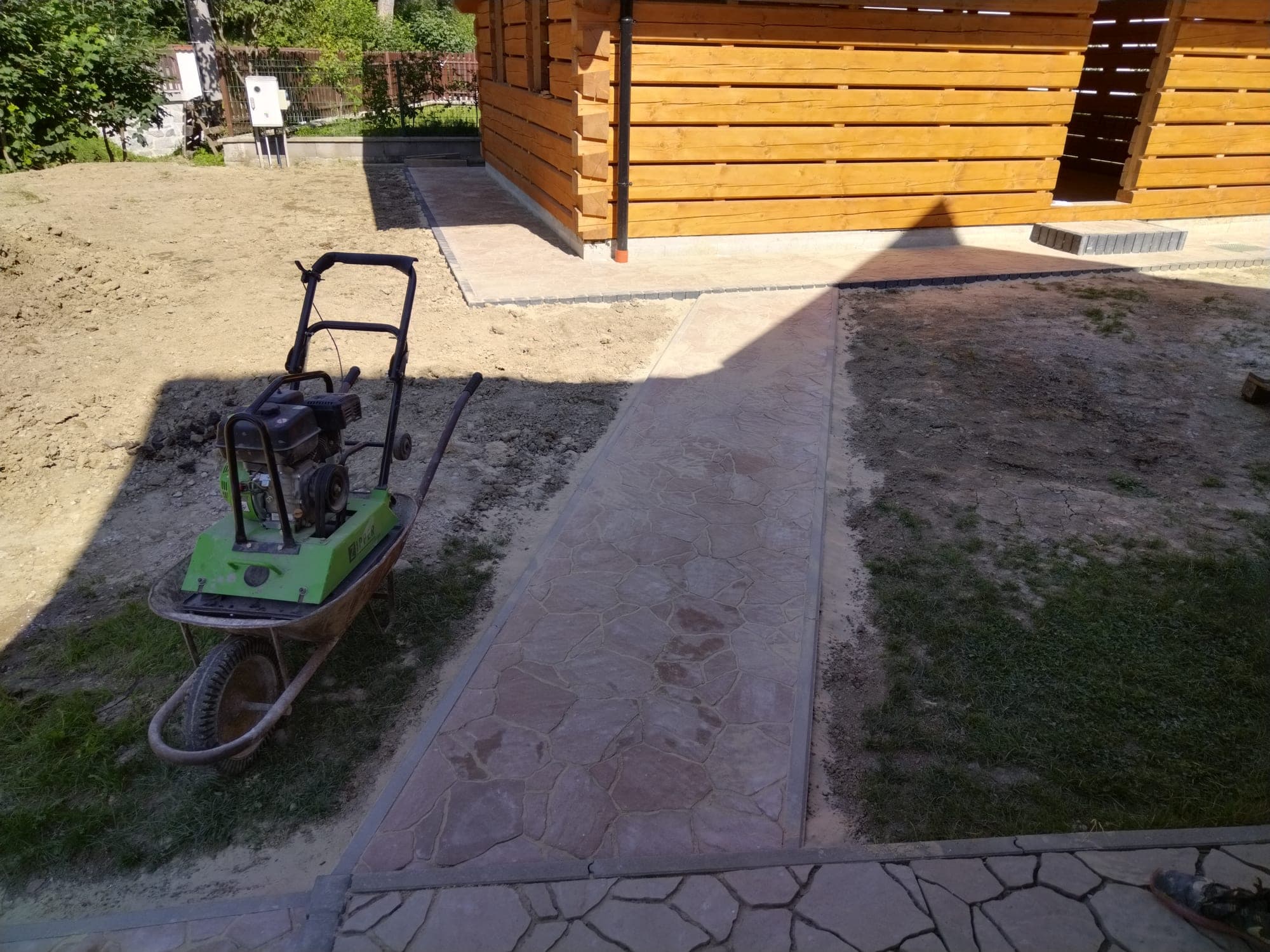 Hutnenie uloženej zámkovej dlažby vibračnou doskou