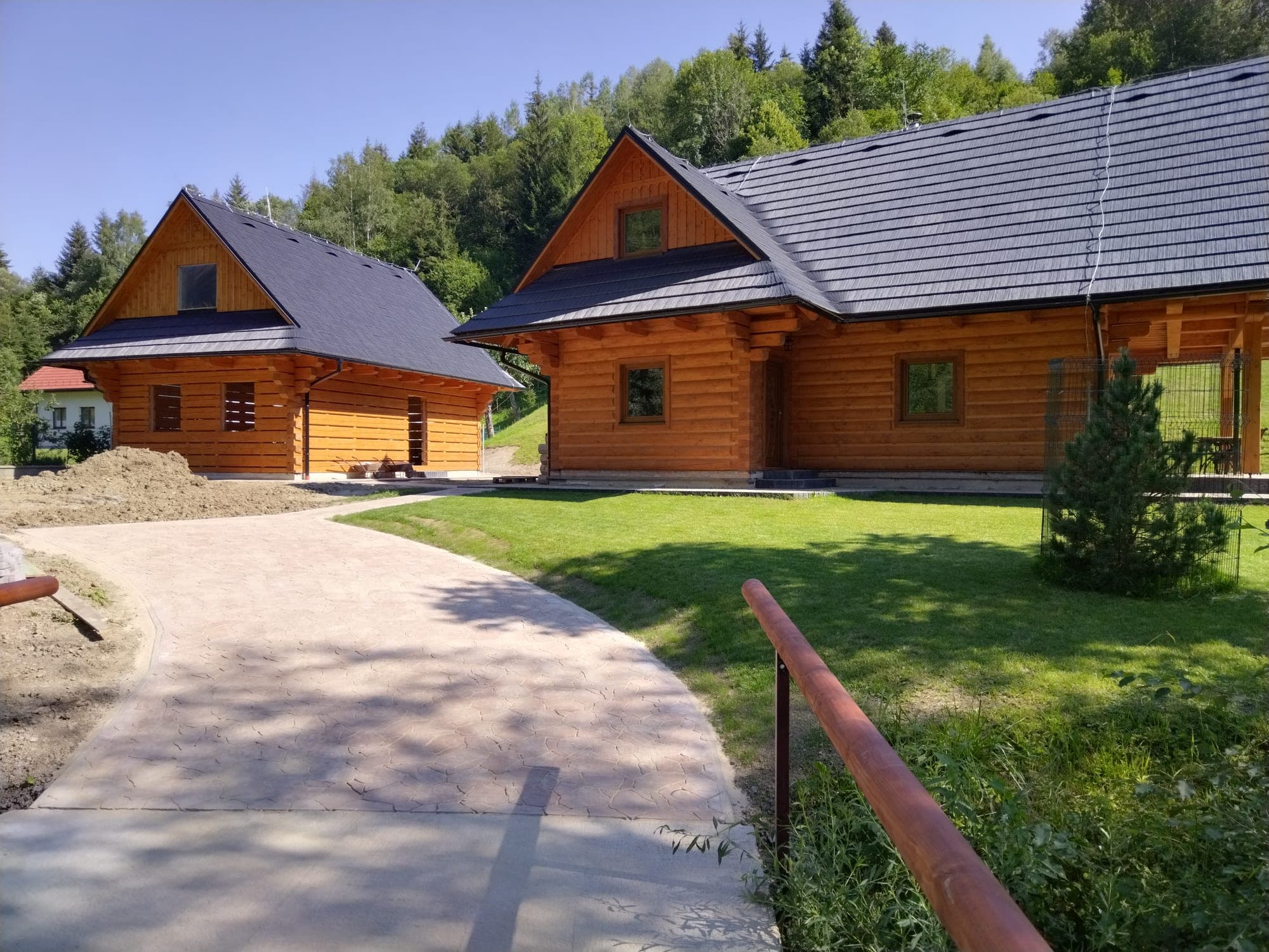 Dve zrubové chaty v Terchovej s dokončeným chodníkom zo zámkovej dlažby